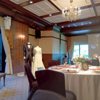 披露宴会場(桜花)は広々としており、窓からは中庭が見える