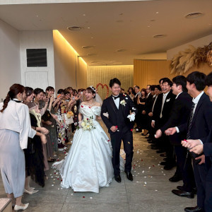 挙式後のフラワーシャワー。
全員が祝福できるスペースあり。|764635さんのホテルロイヤルクラシック大阪の写真(2632951)