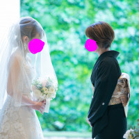 挙式会場を中から見たとき、晴れているととても綺麗です