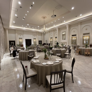 全体的に白を基調とし、テーブルクロスは色を選べる|764718さんのヒルサイドクラブ迎賓館（八王子）/テイクアンドギヴ・ニーズウェディングの写真(2511303)