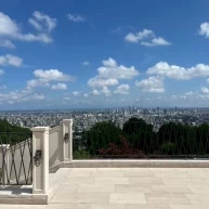教会の中で挙式後、外で撮影もできます。