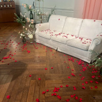 座る場所や後ろの部分と横の花や装飾は自分たちで決められます。
