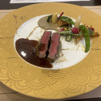 香りにこだわるソースのお肉料理