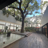 披露宴会場外のガーデン（バリテイスト）