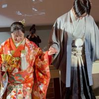 披露宴会場に合わせた和装を選びました