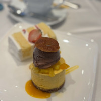 料理06　デザートとウェディングケーキ切り分け