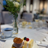 料理06　デザートとウェディングケーキ切り分け