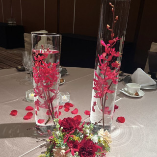 各テーブルの上に花が添えてありました。
