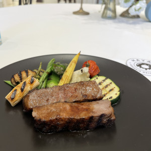 割を和牛のグリエとお節の彩り野菜を添えて日替わりのソースで|764975さんのアーヴェリール迎賓館（富山）/テイクアンドギヴ・ニーズウェディングの写真(2507383)