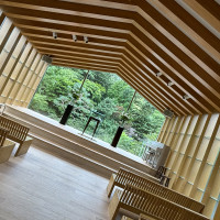 自然光が入り、庭園が見えるチャペルに心惹かれました。