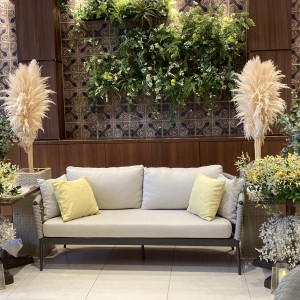 高砂のソファー席やお花が素敵。|765038さんのザ オーク ガーデン/別邸 木屋の写真(2508623)