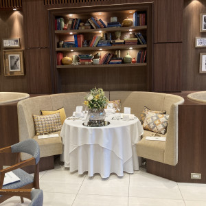 披露宴会場の後方にあるソファー席。|765038さんのザ オーク ガーデン/別邸 木屋の写真(2508622)