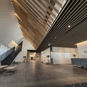 ロビーは広く落ち着いた雰囲気|765055さんのMIRAIE Wedding(ミライエウエディング)の写真(2509379)