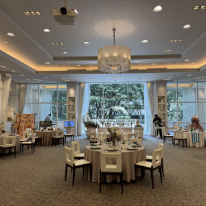 天井が高く緑が入る大きい窓があります。|765097さんのGRAN SUITE（グラン スイート）/FIVESTAR WEDDINGの写真(2507981)
