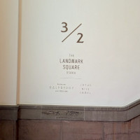 階段に書いてあるこちらもオシャレです