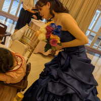 寝ている子どもを覗き込む新婦