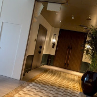 廊下の絨毯がモダンな感じです