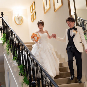 披露宴会場の階段で入場|765135さんのアーククラブ迎賓館(新潟)/テイクアンドギヴ・ニーズウェディングの写真(2508264)