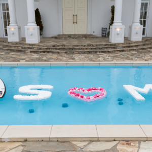 趣味のサーフボードも浮かべみなさんをお出迎え|765136さんのアーククラブ迎賓館(新潟)/テイクアンドギヴ・ニーズウェディングの写真(2508276)