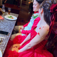 カラーです赤に合わせて新郎も赤シャツにチェンジしました