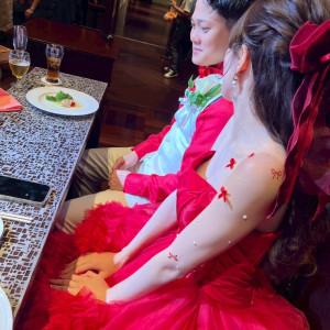 カラーです赤に合わせて新郎も赤シャツにチェンジしました|765154さんのカノビアーノ福岡の写真(2508725)