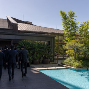 挙式後、ゲストはテラスを使用して披露宴会場へ移動する形でした|765291さんのオリエンタルホテル 神戸・旧居留地の写真(2527003)