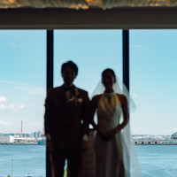 挙式会場、後方みなとみらいの海