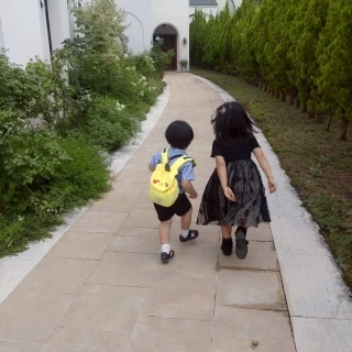 教会のスタッフの方が子供ゲストたちと遊んでくれていました。