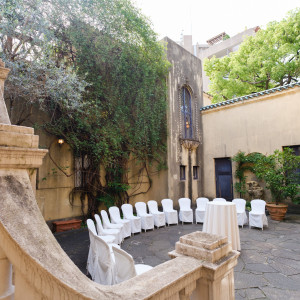 中庭です。ここでケーキカットを行う方もいるそう|765341さんの小笠原伯爵邸の写真(2508970)