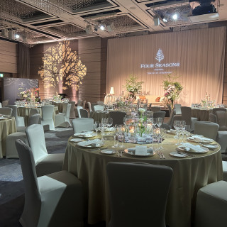 柔らかい雰囲気の披露宴会場