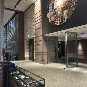 左手のエスカレータから婚礼エリアに上がり、貸切です。|765348さんのフォーシーズンズホテル東京大手町の写真(2550810)