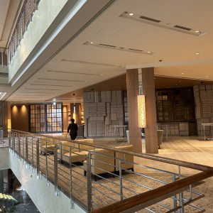 披露宴会場前のホワイエには椅子がたくさんあります|765348さんのグランド ハイアット 東京の写真(2551040)