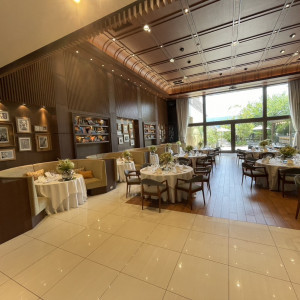 大きな窓から自然光と緑が見えます。|765381さんのザ オーク ガーデン/別邸 木屋の写真(2509250)