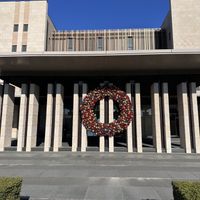 クリスマスシーズンはエントランスに大きなリースが装飾される