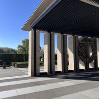 建物正面のバスが停まる場所