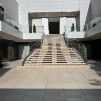 挙式会場の次に向かう場所。晴れていればフラワーシャワーが可能