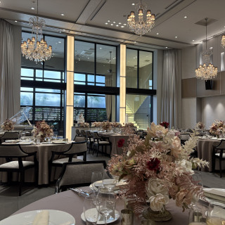 披露宴会場の一つです。天井が高くて綺麗。