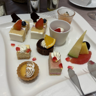 デザートビュッフェの一部を試食させてもらいました。