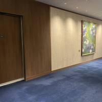 所々に絵が飾られている