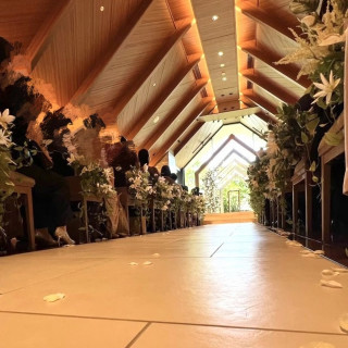 木の温もりを感じるチャペル