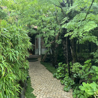 中庭を抜けてチャペルへ
