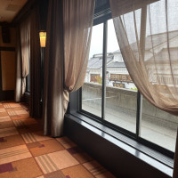 窓からは善光寺門前通りが見えます
