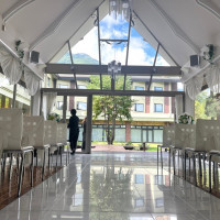 空と山と緑が目に入ります
