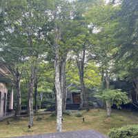 中庭を通ってチャペルへ向かいます