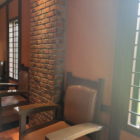 チャペルまでの廊下もレンガがオシャレで写真が撮れます