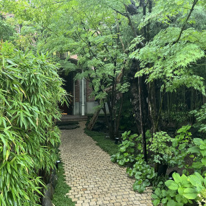 中庭を抜けてチャペルへ|765515さんの藤屋御本陳(THE FUJIYA GOHONJIN)の写真(2551825)