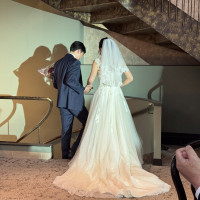 着用したウェディングドレスとタキシード