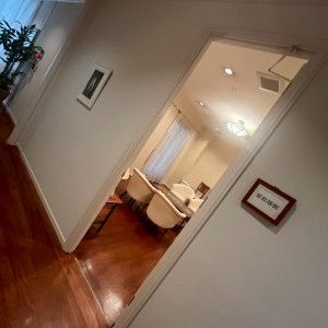 新郎側と新婦側で部屋が分かれていて部屋自体はそこまで広くない|765556さんのアイネス ヴィラノッツェ大阪（クラウディアホールディングスグループ）の写真(2510369)