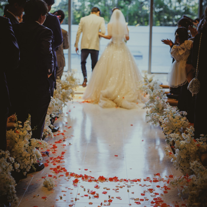 挙式後の退場する場面です