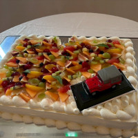 フルーツたっぷりのスクエアケーキで彩りもよく綺麗な仕上がり！